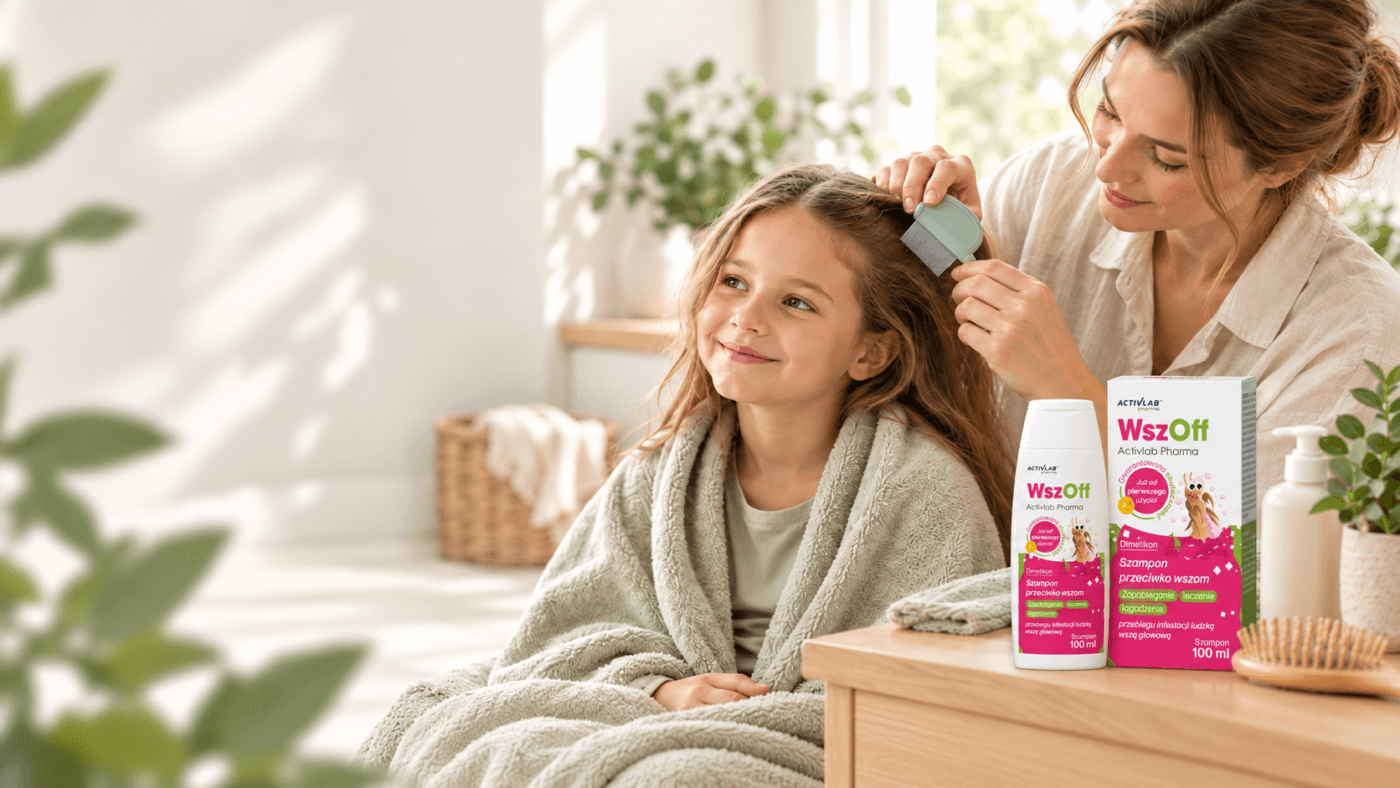 Mama deklici prečesava lase z gostim glavnikom za uši; ob njiju je šampon Activlab Pharma.